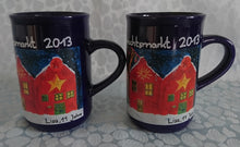 Lade das Bild in den Galerie-Viewer, GLÜHWEINTASSE - Keramik / Steingut, Lübecker Weihnachtsmarkt 2013 Aufschrift Kind Lisa Gemaltes Bild