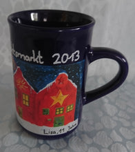 Lade das Bild in den Galerie-Viewer, GLÜHWEINTASSE - Keramik / Steingut, Lübecker Weihnachtsmarkt 2013 Aufschrift Kind Lisa Gemaltes Bild