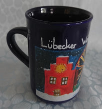 Lade das Bild in den Galerie-Viewer, GLÜHWEINTASSE - Keramik / Steingut, Lübecker Weihnachtsmarkt 2013 Aufschrift Kind Lisa Gemaltes Bild