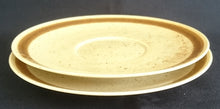 Lade das Bild in den Galerie-Viewer, 2er Set SUPPENTASSEN UNTERTELLER "Onda Sahara" - Porzellan, Zweifärbiges Gesprenkeltes Linien Dekor, Inglasur, Handbemalt
