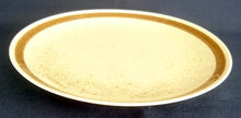 Lade das Bild in den Galerie-Viewer, 2er Set DESSERTTELLER "Onda Sahara" - Porzellan, Zweifärbiges Gesprenkeltes Linien Dekor, Inglasur, Handbemalt