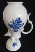Lade das Bild in den Galerie-Viewer, KAFFEEKANNE MIT DECKEL "Lauenstein" - Porzellan, Echt Kobalt Flora Rosenblumen Blüten Blatt Blätter Striche Linien Relief Motiv Dekor