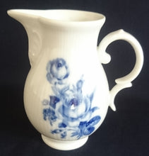 Lade das Bild in den Galerie-Viewer, 2er Set MILCHKÄNNCHEN & ZUCKERDOSE OHNE DECKEL "Residenz" - Porzellan, Flora Rosenblumen Blüten Blatt Blätter Striche Linien Relief Motiv Dekor