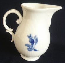 Lade das Bild in den Galerie-Viewer, MILCHKÄNNCHEN "Residenz" - Porzellan, Flora Rosenblumen Blüten Blatt Blätter Striche Linien Relief Motiv Dekor