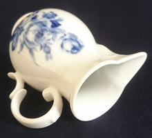 Lade das Bild in den Galerie-Viewer, MILCHKÄNNCHEN "Residenz" - Porzellan, Flora Rosenblumen Blüten Blatt Blätter Striche Linien Relief Motiv Dekor