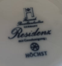 Lade das Bild in den Galerie-Viewer, UNTERTASSE "Residenz" - Porzellan, Flora Rosenblumen Blüten Blatt Blätter Striche Linien Relief Motiv Dekor