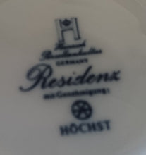 Lade das Bild in den Galerie-Viewer, 2er Set UNTERTASSEN "Residenz" - Porzellan, Flora Rosenblumen Blüten Blatt Blätter Striche Linien Relief Motiv Dekor