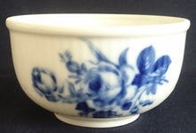 Lade das Bild in den Galerie-Viewer, 2er Set MILCHKÄNNCHEN & ZUCKERDOSE OHNE DECKEL "Residenz" - Porzellan, Flora Rosenblumen Blüten Blatt Blätter Striche Linien Relief Motiv Dekor