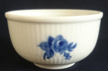 Lade das Bild in den Galerie-Viewer, ZUCKERDOSE OHNE DECKEL "Residenz" - Porzellan, Flora Rosenblumen Blüten Blatt Blätter Striche Linien Relief Motiv Dekor