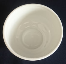 Lade das Bild in den Galerie-Viewer, ZUCKERDOSE OHNE DECKEL "Residenz" - Porzellan, Flora Rosenblumen Blüten Blatt Blätter Striche Linien Relief Motiv Dekor