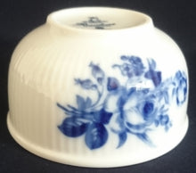 Lade das Bild in den Galerie-Viewer, 2er Set MILCHKÄNNCHEN & ZUCKERDOSE OHNE DECKEL "Residenz" - Porzellan, Flora Rosenblumen Blüten Blatt Blätter Striche Linien Relief Motiv Dekor