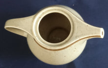 Lade das Bild in den Galerie-Viewer, 20 Teiliges KAFFEESERVICE "Onda Sahara" - Porzellan, Zweifärbiges Gesprenkeltes Linien Dekor, Inglasur, Handbemalt