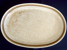 Lade das Bild in den Galerie-Viewer, GROßE BEILAGEN~ SERVIERPLATTE "Onda Sahara" - Porzellan, Zweifärbiges Gesprenkeltes Linien Dekor, Inglasur, Handbemalt