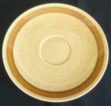 Lade das Bild in den Galerie-Viewer, KAFFEETASSEN - UNTERTASSE "Onda Sahara" - Porzellan, Zweifärbiges Gesprenkeltes Linien Dekor, Inglasur, Handbemalt