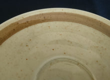 Lade das Bild in den Galerie-Viewer, KAFFEETASSEN - UNTERTASSE "Onda Sahara" - Porzellan, Zweifärbiges Gesprenkeltes Linien Dekor, Inglasur, Handbemalt