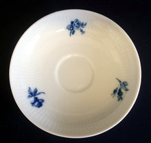 Lade das Bild in den Galerie-Viewer, UNTERTASSE - Porzellan, Flora Rosenblumen Blüten Blatt Blätter Linien Relief Motiv Dekor