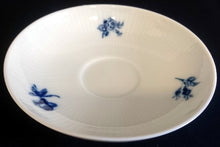 Lade das Bild in den Galerie-Viewer, 2er Set UNTERTASSEN - Porzellan, Flora Rosenblumen Blüten Blatt Blätter Linien Relief Motiv Dekor