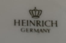 Lade das Bild in den Galerie-Viewer, UNTERTASSE - Porzellan, Flora Rosenblumen Blüten Blatt Blätter Linien Relief Motiv Dekor