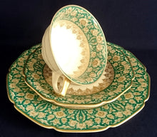 Lade das Bild in den Galerie-Viewer, 3er TEE SAMMELGEDECK - Porzellan, Flora Blumenblüten Pflanzen Abstrakt Zeichen Symbole Goldrand Motiv Dekor (nBC)