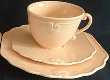 Lade das Bild in den Galerie-Viewer, KAFFEETASSE "Genevieve Lethu" - Keramik / Steingut, Rosa Gesprenkeltes Punkte Rand Linien Abstrakt Motiv Dekor