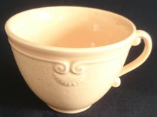 Lade das Bild in den Galerie-Viewer, KAFFEETASSE "Genevieve Lethu" - Keramik / Steingut, Rosa Gesprenkeltes Punkte Rand Linien Abstrakt Motiv Dekor