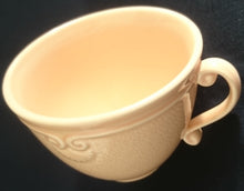 Lade das Bild in den Galerie-Viewer, 2er Set KAFFEETASSEN "Genevieve Lethu" - Keramik / Steingut, Rosa Gesprenkeltes Punkte Rand Linien Abstrakt Motiv Dekor