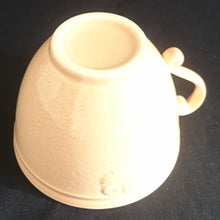 Lade das Bild in den Galerie-Viewer, KAFFEETASSE "Genevieve Lethu" - Keramik / Steingut, Rosa Gesprenkeltes Punkte Rand Linien Abstrakt Motiv Dekor