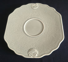 Lade das Bild in den Galerie-Viewer, UNTERTASSE "Genevieve Lethu" - Keramik / Steingut, Rosa Gesprenkeltes Punkte Rand Linien Abstrakt Motiv Dekor