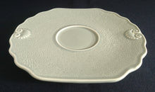 Lade das Bild in den Galerie-Viewer, 2er Set UNTERTASSEN "Genevieve Lethu" - Keramik / Steingut, Grün Gesprenkeltes Punkte Rand Linien Abstrakt Motiv Dekor