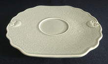 Lade das Bild in den Galerie-Viewer, UNTERTASSE "Genevieve Lethu" - Keramik / Steingut, Grün Gesprenkeltes Punkte Rand Linien Abstrakt Motiv Dekor