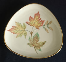 Lade das Bild in den Galerie-Viewer, 7er Set ABLAGETELLERCHEN & DESSERTTELLER "Diadem" - Porzellan, Goldrand Blatt Blätter Herbstlaub Motiv Dekor