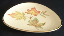 Lade das Bild in den Galerie-Viewer, ABLAGETELLERCHEN "Diadem" - Porzellan, Goldrand Blatt Blätter Herbstlaub Motiv Dekor (BC)