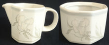 Lade das Bild in den Galerie-Viewer, MILCHKÄNNCHEN "Hotel" - Porzellan, Flora Blumenblüten Pflanzen Blatt Blätter Dekorrand Motiv (nBC)