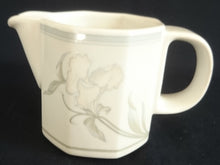 Lade das Bild in den Galerie-Viewer, MILCHKÄNNCHEN "Hotel" - Porzellan, Flora Blumenblüten Pflanzen Blatt Blätter Dekorrand Motiv (nBC)