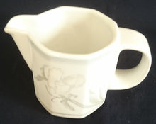 Lade das Bild in den Galerie-Viewer, MILCHKÄNNCHEN "Hotel" - Porzellan, Flora Blumenblüten Pflanzen Blatt Blätter Dekorrand Motiv (nBC)