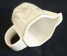 Lade das Bild in den Galerie-Viewer, MILCHKÄNNCHEN "Hotel" - Porzellan, Flora Blumenblüten Pflanzen Blatt Blätter Dekorrand Motiv (nBC)