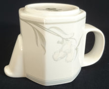 Lade das Bild in den Galerie-Viewer, MILCHKÄNNCHEN "Hotel" - Porzellan, Flora Blumenblüten Pflanzen Blatt Blätter Dekorrand Motiv (nBC)