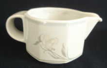 Lade das Bild in den Galerie-Viewer, MILCHKAKAO GETRÄNKEKÄNNCHEN "Hotel" - Porzellan, Flora Blumenblüten Pflanzen Blatt Blätter Dekorrand Motiv (nBC)