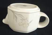 Lade das Bild in den Galerie-Viewer, 2er Set MILCHKAKAO GETRÄNKEKÄNNCHEN & MILCHKÄNNCHEN "Hotel" - Porzellan, Flora Blumenblüten Pflanzen Blatt Blätter Dekorrand Motiv