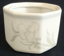 Lade das Bild in den Galerie-Viewer, ZUCKERDOSE OHNE DECKEL "Hotel" - Porzellan, Flora Blumenblüten Pflanzen Blatt Blätter Dekorrand Motiv (nBC)