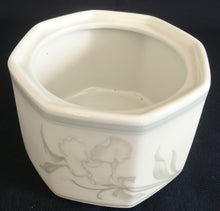 Lade das Bild in den Galerie-Viewer, ZUCKERDOSE OHNE DECKEL "Hotel" - Porzellan, Flora Blumenblüten Pflanzen Blatt Blätter Dekorrand Motiv (nBC)