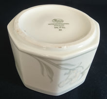 Lade das Bild in den Galerie-Viewer, ZUCKERDOSE OHNE DECKEL "Hotel" - Porzellan, Flora Blumenblüten Pflanzen Blatt Blätter Dekorrand Motiv (nBC)