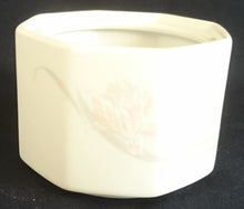 Lade das Bild in den Galerie-Viewer, ZUCKERDOSE OHNE DECKEL "Hotel" - Porzellan, Flora Blumenblüten Pflanzen Blatt Blätter Schilf Dekorrand Motiv (nBC)