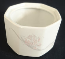 Lade das Bild in den Galerie-Viewer, ZUCKERDOSE OHNE DECKEL "Hotel" - Porzellan, Flora Blumenblüten Pflanzen Blatt Blätter Schilf Dekorrand Motiv (nBC)