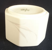 Lade das Bild in den Galerie-Viewer, ZUCKERDOSE OHNE DECKEL "Hotel" - Porzellan, Flora Blumenblüten Pflanzen Blatt Blätter Schilf Dekorrand Motiv (nBC)