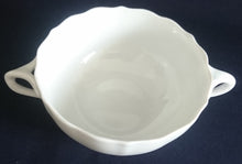 Lade das Bild in den Galerie-Viewer, 2er SUPPENTASSEN GEDECK - Porzellan, Einfärbiges Gastronomisches Relief Motiv Dekor