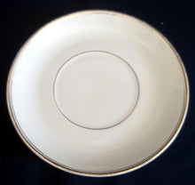 Lade das Bild in den Galerie-Viewer, 2er Set UNTERTASSEN - Porzellan, Goldrand Klassisch Linien Motiv Dekor