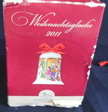 Lade das Bild in den Galerie-Viewer, SAMMEL- WEIHNACHTSGLOCKE "2011" - Porzellan, Weihnachtsfamilienfest Geschenke Luciafest Motiv Dekor (nBC)