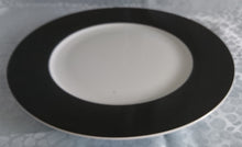 Lade das Bild in den Galerie-Viewer, 2er Set PLATZTELLER - Porzellan, Breiter Dunkelblauer Rand Motiv Dekor