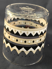 Lade das Bild in den Galerie-Viewer, Hartglas Trinkglas von IKEA SWEDEN mit geometrischem Karo- und Punktmuster, schwarz und grau, dekoratives Design.